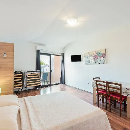 Apartman Pleasant In Near Sea